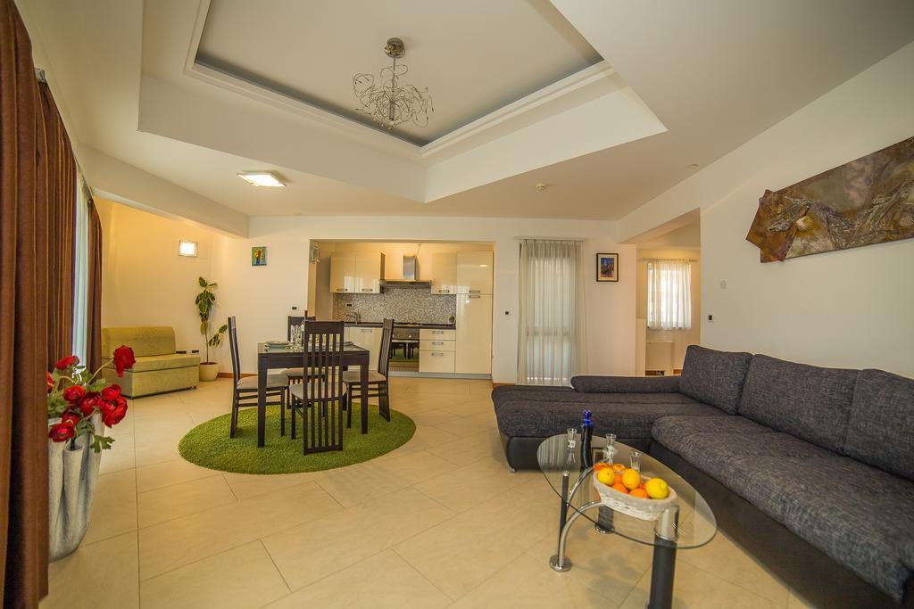 Apartments Milan Makarska Bagian luar foto